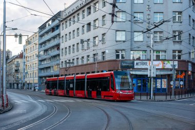 BRATISLAVA, SLOVAKIA - 26 Şubat 2022. Tramvay Skoda 30T2 # 7526 Bratislava sokaklarında yolcularla birlikte.