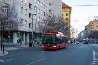 BRATISLAVA, SLOVAKIA - 26 Şubat 2022. Trolleybus Skoda 30TR SOR # 6017 Ve Tatra K2S # 7132 tramvayı Bratislava sokaklarında yolcularla birlikte.