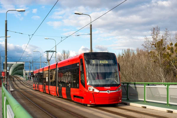 BRATISLAVA, SLOVAKIA - 26 Şubat 2022. Tramvay Skoda 30T1 # 7505 Bratislava sokaklarında yolcularla birlikte.
