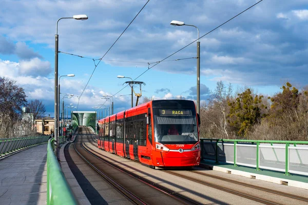 BRATISLAVA, SLOVAKIA - 26 Şubat 2022. Tramvay Skoda 30T1 # 7509 Bratislava sokaklarında yolcularla birlikte.