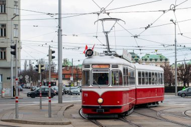 Vienna, AUSTRIA - Mart 05, 2022. Viyana sokaklarında dolaşan F # 711 tipi tramvay..