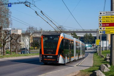 Linz, AUSTRIA - 26 Mart 2022. Trolleybus Van Hool Exqui.Şehir 24 # 223 Linz sokaklarında yolcularla birlikte..