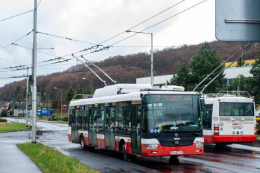 BANSKA BYSTRICA, SLOVAKIA - Nisan 09, 2022. Trolleybus Skoda 30TR # 3010 Banska Bystrica sokaklarında yolcularla birlikte.
