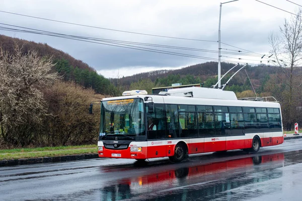 BANSKA BYSTRICA, SLOVAKIA - Nisan 09, 2022. Trolleybus Skoda 30TR # 3008 Banska Bystrica sokaklarında yolcularla birlikte.