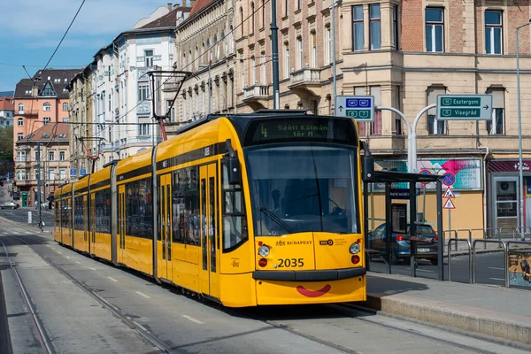 BUDAPEST, AÇIK - 14 Nisan 2022. Siemens Tramvayı Combino Supra NF12B # 2035 Budapeşte sokaklarında yolcularla yolculuk ediyor..
