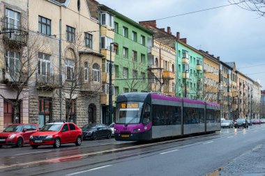 CLUJ-NAPOKA, ROMANIA - 27 Nisan 2022. Tram Astra 69 numara Cluj-Napoka sokaklarında yolcularla birlikte..