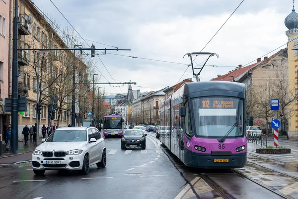 CLUJ-NAPOKA, ROMANIA - 27 Nisan 2022. Tram Astra Imperio # 85 ve troleybüs Astra ICPE-SAERP Kasaba 118 # 108 Cluj-Napoka sokaklarında yolcularla birlikte.