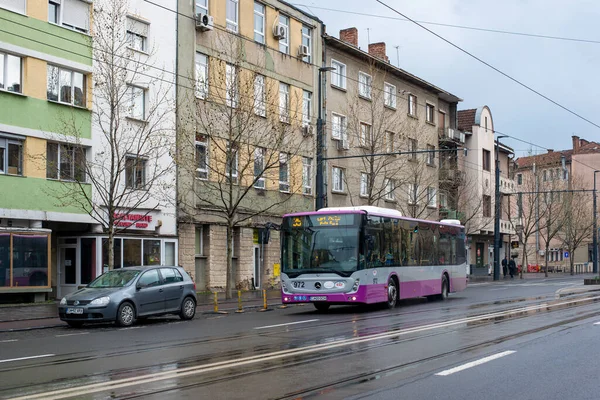 CLUJ-NAPOKA, ROMANIA - 27 Nisan 2022. Mercedes-Benz Conecto otobüsü Cluj-Napoka sokaklarında yolcularla yolculuk ediyor..