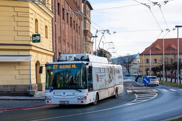 HRADEC KRALOVE, CZECH Cumhuriyet - 22 Şubat 2022. Trolleybus Skoda 30Tr # 33 Hradec Kralove sokaklarında yolcularla birlikte.