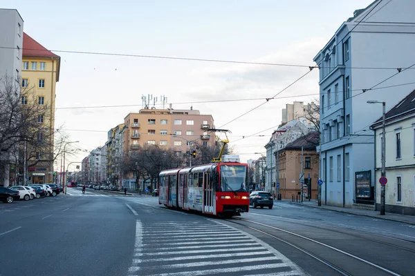 BRATISLAVA, SLOVAKIA - 26 Şubat 2022. Tram Tatra K2S # 7132 Bratislava sokaklarında.