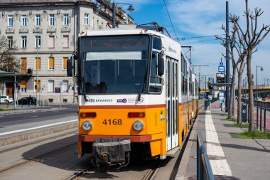 BUDAPEST, HUNGARY - 14 Nisan 2022. Tatra T5C5K2 # 4168 numaralı tramvay Budapeşte sokaklarında yolcularla yolculuk ediyor..