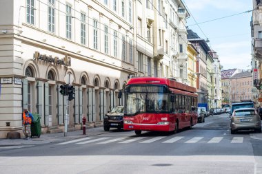 BUDAPEST, AÇIK - 14 Nisan 2022. Trolleybus Solaris Trollino 12 Ganz # 602 Budapeşte sokaklarında yolcularla birlikte.