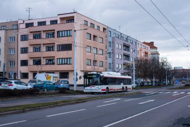 PARDUBICE, CZECH Cumhuriyet - 22 Şubat 2022. Trolleybus Skoda 28Tr Solaris # 409 Pardubice sokaklarında yolcularla birlikte..