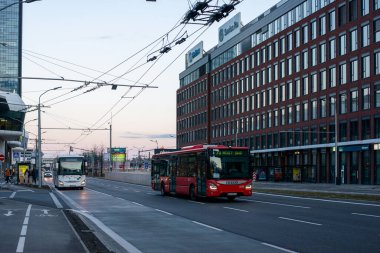 BRATISLAVA, SLOVAKIA - 26 Şubat 2022. Iveco Urbanway 12M # 1058 ve Iveco Crossway Line 10.8M otobüsleri Bratislava sokaklarında ilerliyor..