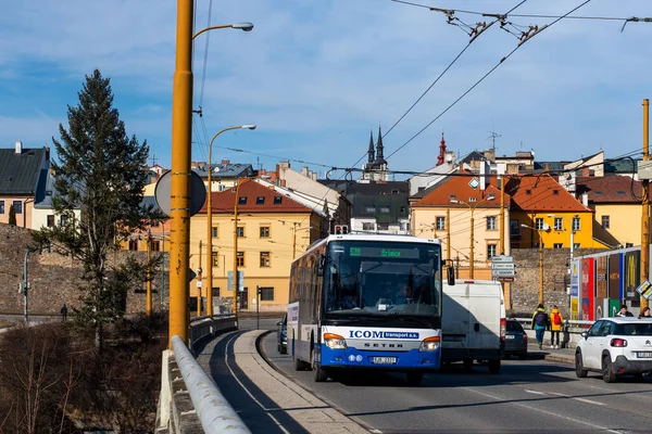 JIHLAVA, CZECH Cumhuriyet - 24 Şubat 2022. Setra S415 otobüsü Jihlava sokaklarında ilerliyor..