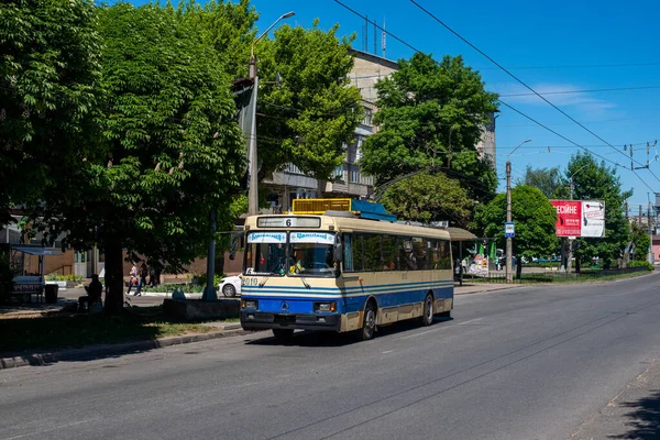 CHERNIVTSI, UKRAINE - 19 Mayıs 2022. Trolleybus LAZ-52522 # 2010 Chernivtsi sokaklarında yolcularla birlikte.