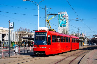 BRATISLAVA, SLOVAKIA - 27 Şubat 2022. Tramvay Tatra K2S # 7123 Bratislava sokaklarında yolcularla birlikte..