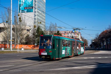 BRATISLAVA, SLOVAKIA - 27 Şubat 2022. Tramvay Tatra K2S # 7124 Bratislava sokaklarında yolcularla yolculuk ediyor..