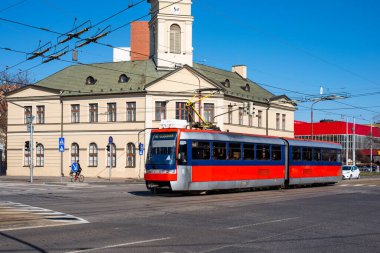 BRATISLAVA, SLOVAKIA - 27 Şubat 2022. Tramvay Tatra K2S # 7120 Bratislava sokaklarında yolcularla birlikte..