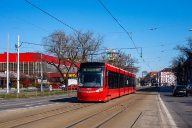 BRATISLAVA, SLOVAKIA - 27 Şubat 2022. Tram Skoda 29T1 # 7413 Bratislava sokaklarında.