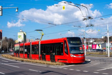 BRATISLAVA, SLOVAKIA - 27 Şubat 2022. Tram Skoda 29T2 # 7419 Bratislava sokaklarında.