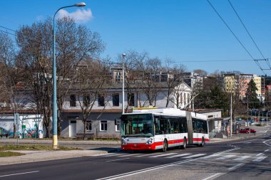 BRATISLAVA, SLOVAKIA - 27 Şubat 2022. Trolleybus Skoda 25Tr Irisbus # 6705 Bratislava sokaklarında at sürüyor.