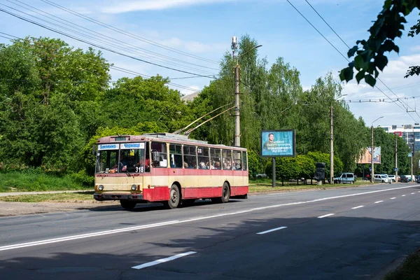 CHERNIVTSI, UKRAINE - 25 Mayıs 2022. Trolleybus Skoda 14Tr # 318 Chernivtsi sokaklarında yolcularla birlikte.
