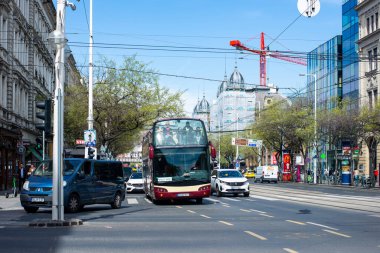 BUDAPEST, AÇIK - 14 Nisan 2022. Otobüs Ayinleri Bravo (Volvo) Budapeşte sokaklarında yolcularla birlikte.