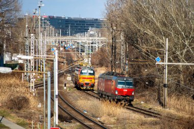 BRATISLAVA, SLOVAKIA - 27 Şubat 2022. Lokomotifler Skoda 47E # 240 038-0 ve Siemens Vectron # 1293 (Avusturya) Bratislava sokaklarında.
