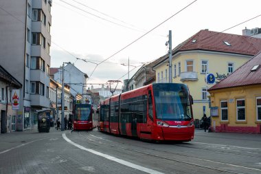 BRATISLAVA, SLOVAKIA - 27 Şubat 2022. Trams Skoda 30T2 # 7526 ve Skoda 29T2 # 7419 Bratislava sokaklarında.