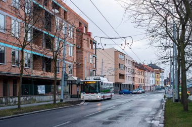 PARDUBICE, CZECH Cumhuriyet - 23 Şubat 2022. Trolleybus Skoda 30TR SOR # 416 Pardubice sokaklarında yolcularla birlikte.