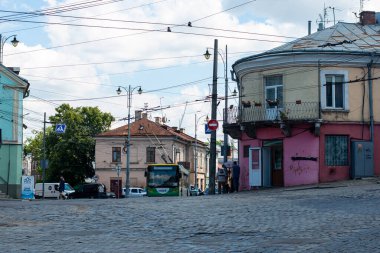 CHERNIVTSI, UKRAINE - Haziran 06, 2022. Trolleybus LAZ E183 # 349 Chernivtsi sokaklarında yolcularla birlikte.
