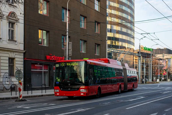 BRATISLAVA, SLOVAKIA - 27 Şubat 2022. Trolleybus Skoda 31TR SOR # 6842 Bratislava sokaklarında yolcularla birlikte.