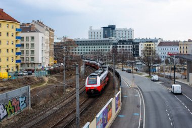 Vienna, AUSTRIA - Mart 05, 2022. Siemens Desiro treni # 4746 123 Viyana sokaklarında ilerliyor..