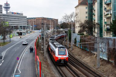 Vienna, AUSTRIA - Mart 05, 2022. Siemens Desiro treni # 4746 014 Viyana sokaklarında ilerliyor..