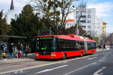 BRATISLAVA, SLOVAKIA - 28 Şubat 2022. Trolleybus Skoda 31TR SOR # 6817 Bratislava sokaklarında yolcularla birlikte.