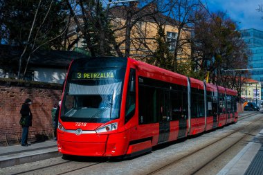 BRATISLAVA, SLOVAKIA - 28 Şubat 2022. Tramvay Skoda 30T2 # 7516 Bratislava sokaklarında yolcularla birlikte.