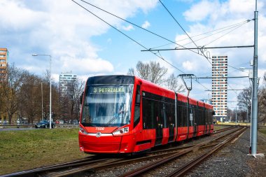 BRATISLAVA, SLOVAKIA - 28 Şubat 2022. Tramvay Skoda 30T1 # 7506 Bratislava sokaklarında yolcularla birlikte.