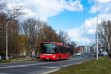 BRATISLAVA, SLOVAKIA - 28 Şubat 2022. Iveco Urbanway 12M # 4049 numaralı otobüs Bratislava sokaklarında ilerliyor..