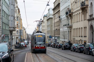 Vienna, AUSTRIA - Mart 05, 2022. Siemens Tramvayı ULF-A # 32 Viyana sokaklarında ilerliyor.