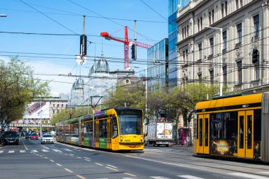 BUDAPEST, HUNGARY - 14 Nisan 2022. Tram Siemens Combino Supra NF12B # 2026 Budapeşte sokaklarında yolcularla birlikte..