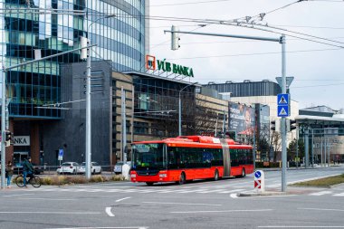 BRATISLAVA, SLOVAKIA - 28 Şubat 2022. Trolleybus Skoda 31TR SOR # 6836 Bratislava sokaklarında yolcularla birlikte.