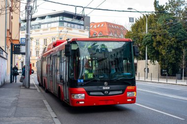 BRATISLAVA, SLOVAKIA - 28 Şubat 2022. Trolleybus Skoda 31TR SOR # 6812 Bratislava sokaklarında yolcularla birlikte.