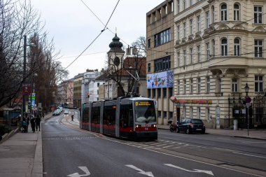 Vienna, AUSTRIA - Mart 05, 2022. Tramvay Siemens VLF-A1 # 126 Viyana sokaklarında ilerliyor.