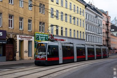 Vienna, AUSTRIA - Mart 05, 2022. Tramvay Siemens VLF-B # 640 Viyana sokaklarında.