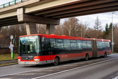 PARDUBICE, CZECH Cumhuriyet - 23 Şubat 2022. SOR NC 18 numaralı otobüs Pardubice sokaklarında yolcularla yolculuk ediyor..