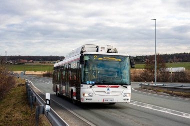PARDUBICE, CZECH Cumhuriyet - 23 Şubat 2022. Trolleybus Skoda 30Tr # 482 Pardubice sokaklarında yolcularla birlikte.