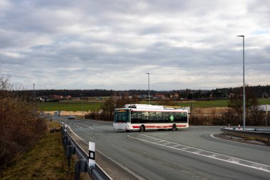 PARDUBICE, CZECH Cumhuriyet - 23 Şubat 2022. Trolleybus Skoda 30Tr # 482 Pardubice sokaklarında yolcularla birlikte.