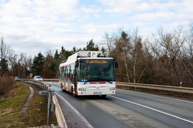PARDUBICE, CZECH Cumhuriyet - 23 Şubat 2022. Trolleybus Skoda 30Tr # 481 Pardubice sokaklarında yolcularla birlikte.