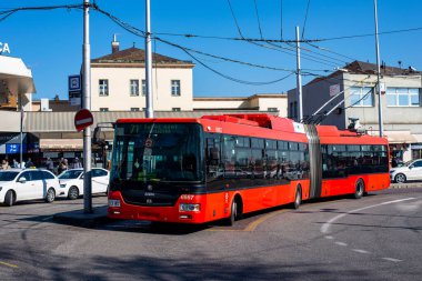 BRATISLAVA, SLOVAKIA Mart 01, 2022. Trolleybus Skoda 31TR SOR # 6867 Bratislava sokaklarında yolcularla birlikte.